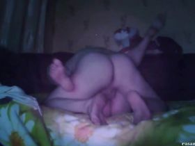 В полной темноте в спальне муж отодрал стеснительную жену на камеру